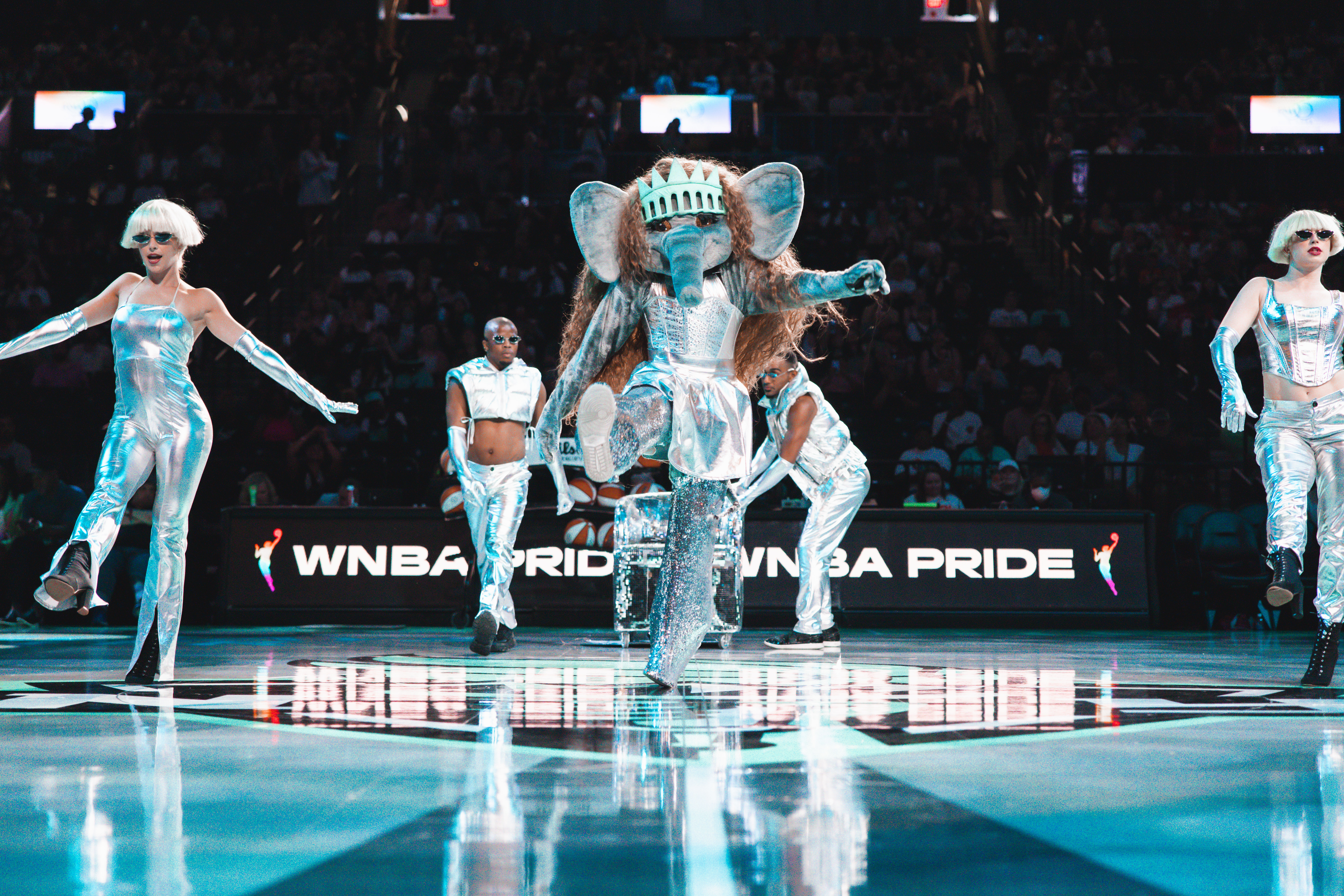 In a metallic fit, Ellie or her alter ego Ellie-yoncé performs during halftime.