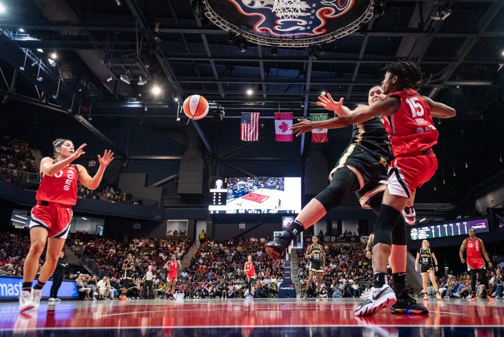 Tiffany Hayes throws a pass to Kelsey Plum