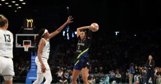 Satou Sabally wants to pass the ball.