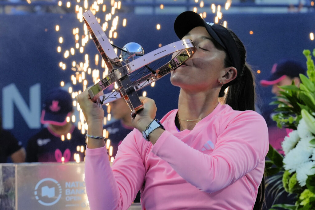 Jessica Pegula kisses her National Bank Open trophy