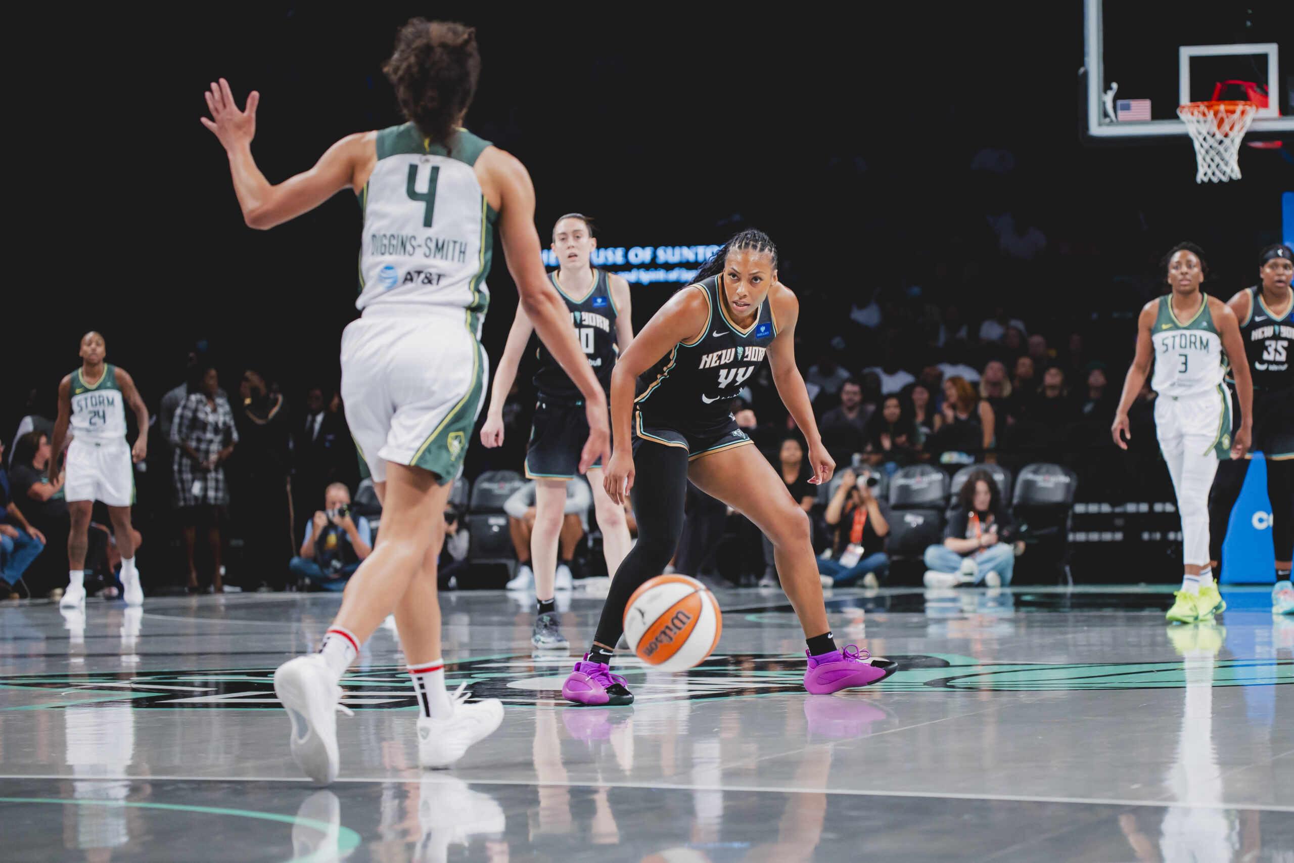 Betnijah Laney-Hamilton (44) guards Skylar Diggins-Smith (4) with Jewell Loyd (24), Breanna Stewart (30), Nneka Ogwumike (3) and Jonquel Jones (35) in the waiting for Smith to dribble the ball up.