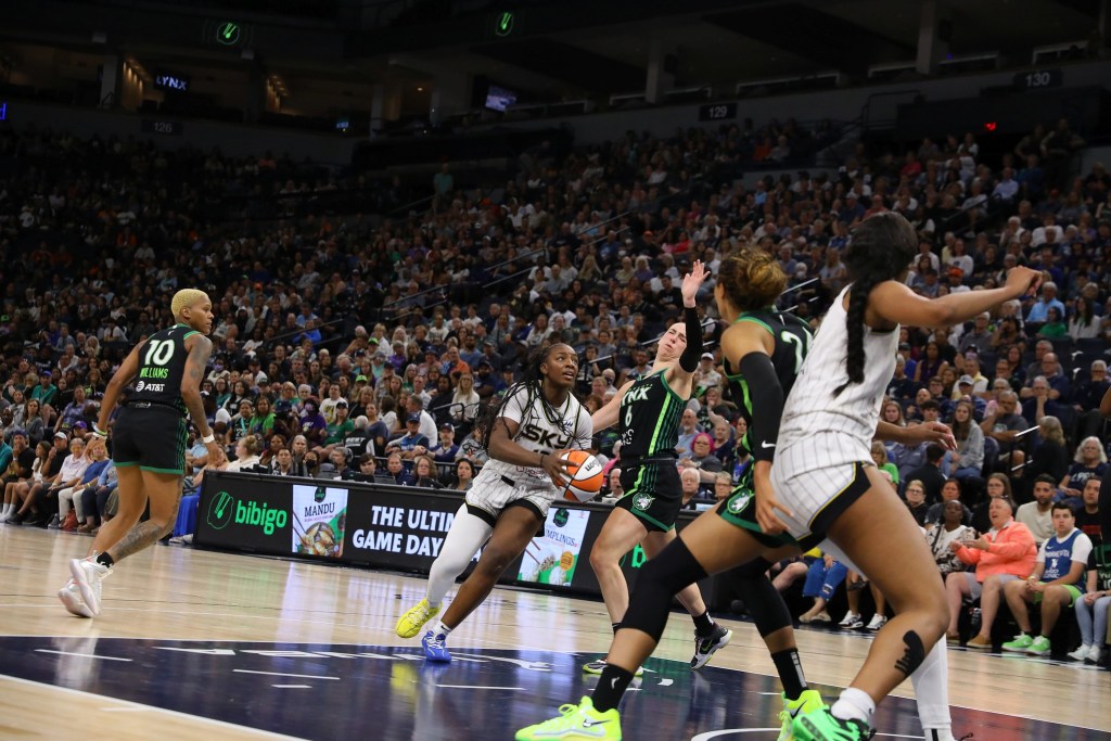 Chicago Sky small forward Michaela Onyenwere drives to the basket