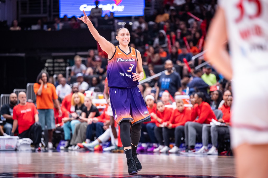 Phoenix Mercury guard Diana Taurasi (3) points while backpedaling on defense