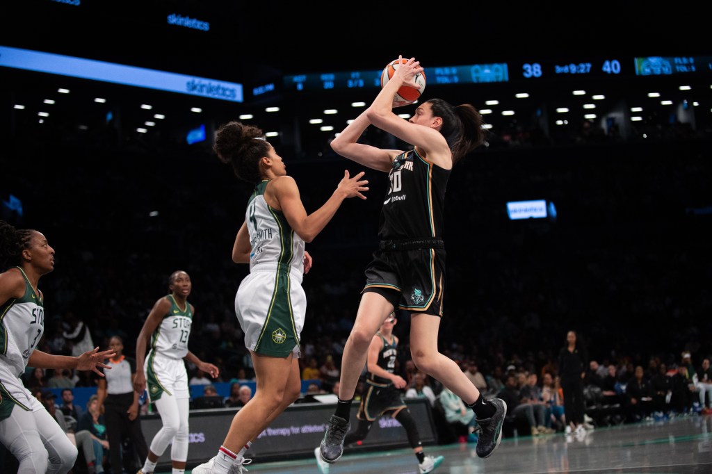 Breanna Stewart shoots over Skylar Diggins-Smith