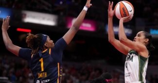 NaLyssa Smith blocks Skylar Diggins-Smith.