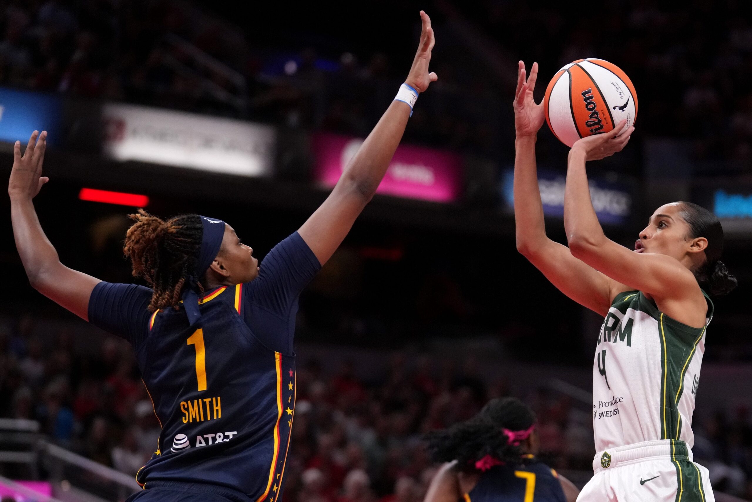 NaLyssa Smith blocks Skylar Diggins-Smith.
