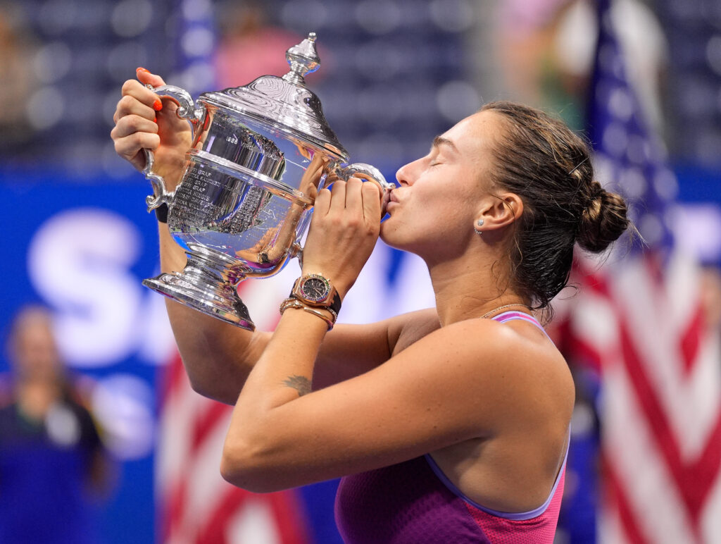 Aryna Sabalenka kisses her U.S. Open trophy following her victory in the singles final.