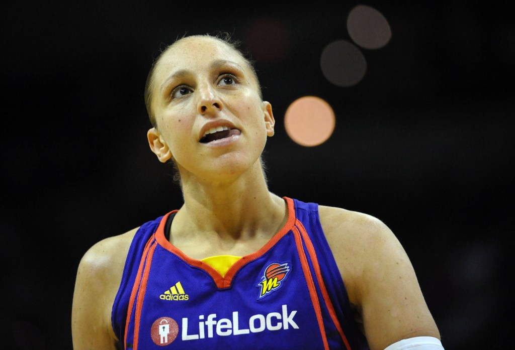 Diana Taurasi looks up during a 2010 WNBA game