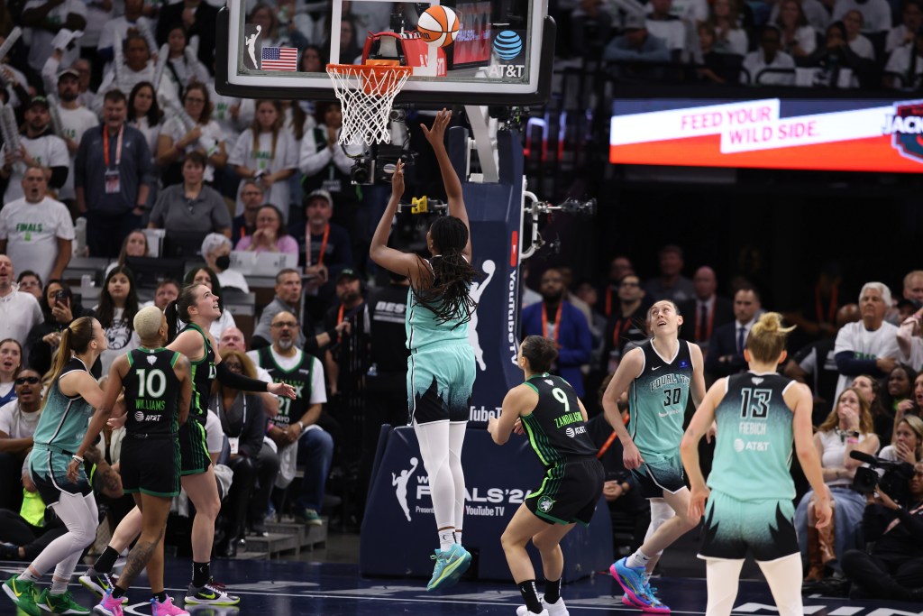 Jonquel Jones scores a layup