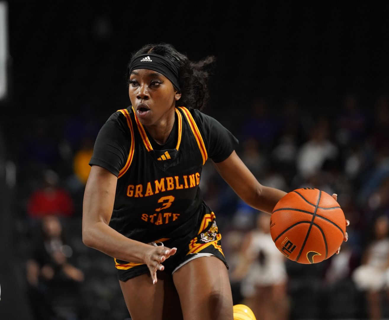 Sophomore guard Ariana Mosley drives to the basket