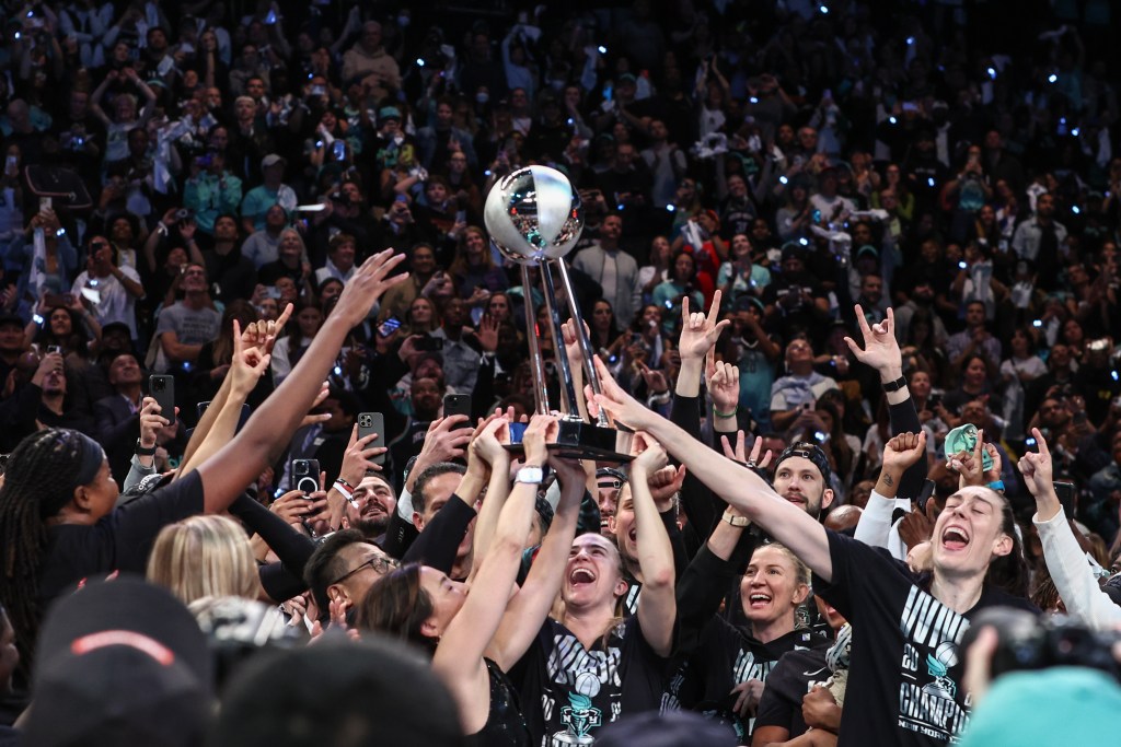 The Liberty hold up the WNBA championship trophy