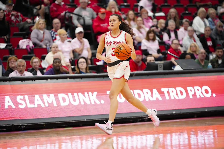 Kiara Jackson takes the ball across the court in 2023-24 action.