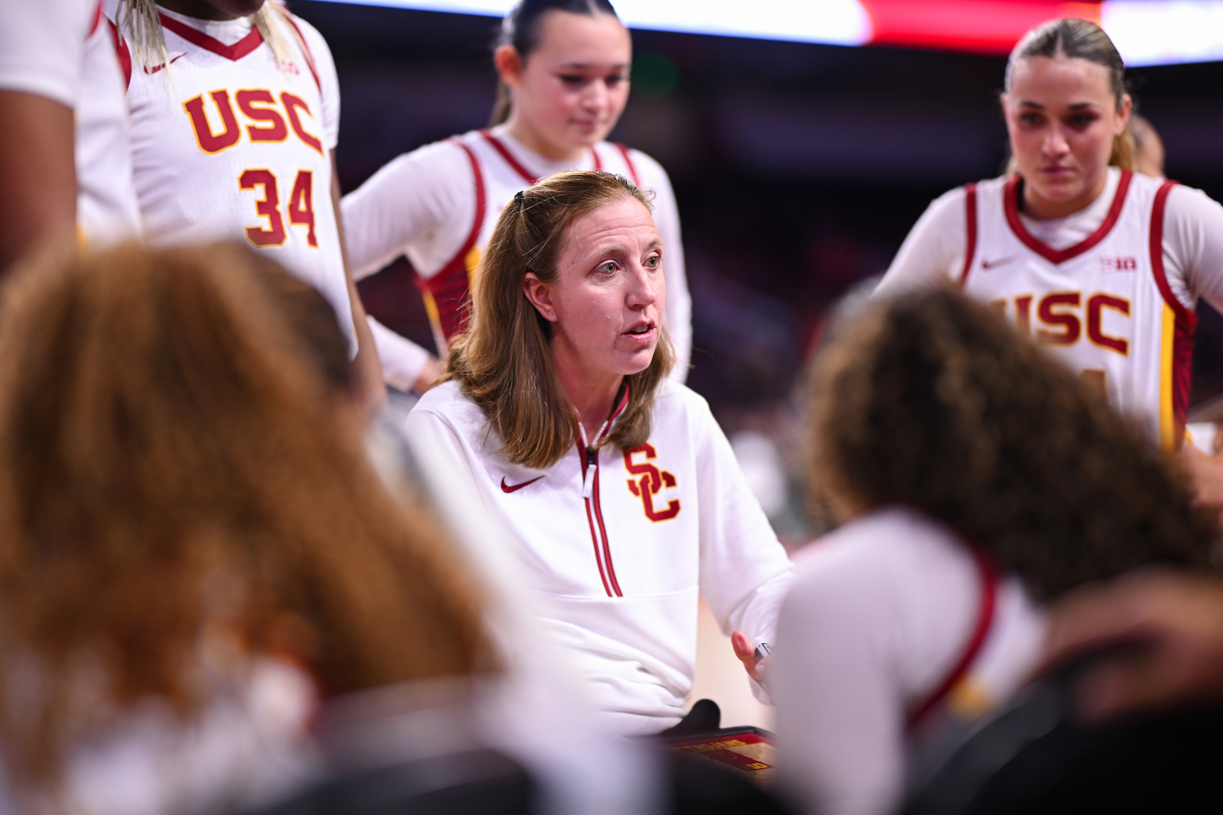 USC head coach Lindsay Gottlieb talks to her team in a huddle.
