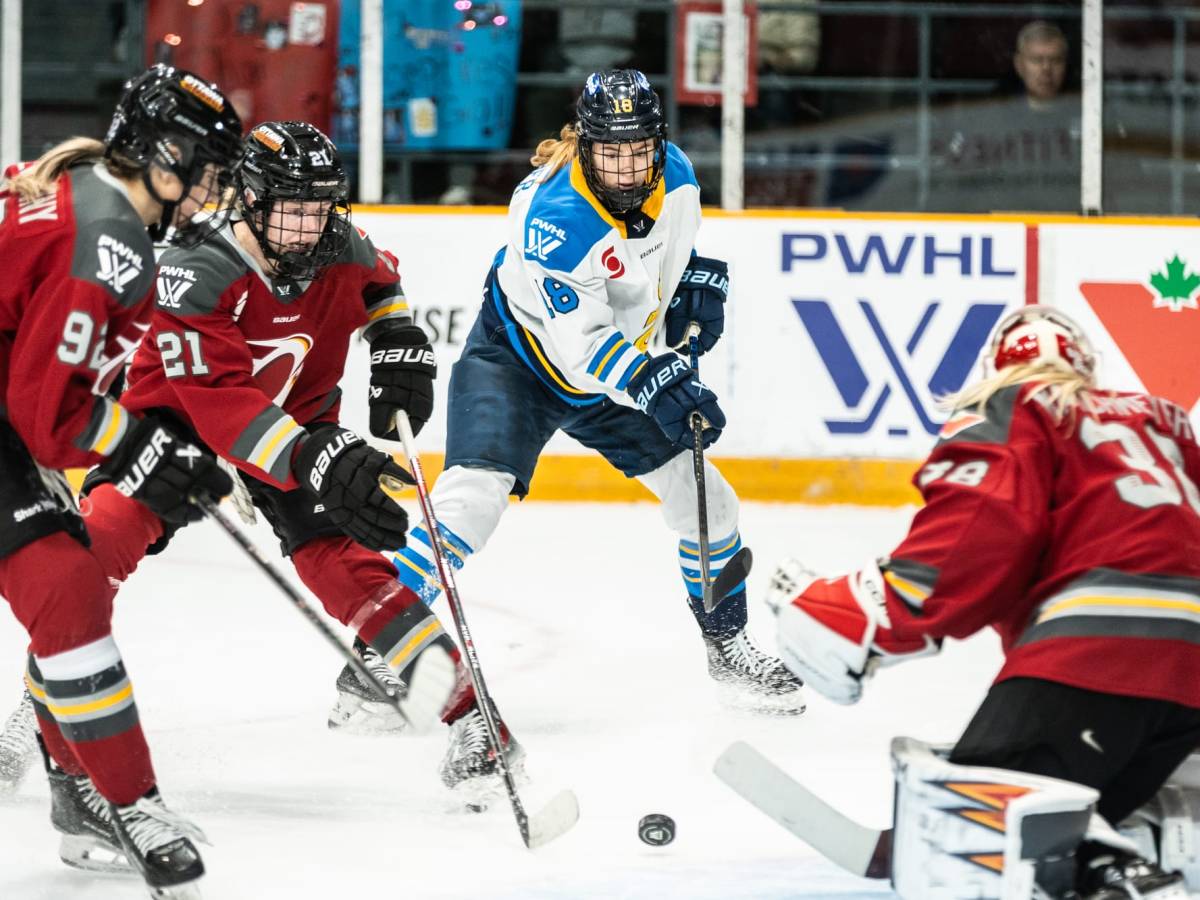 Jesse Compher driving towards Emerance Maschmeyer. Ashton Bell and Danielle Serdachny defending.