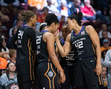The Connecticut Sun started huddle up in a circle.