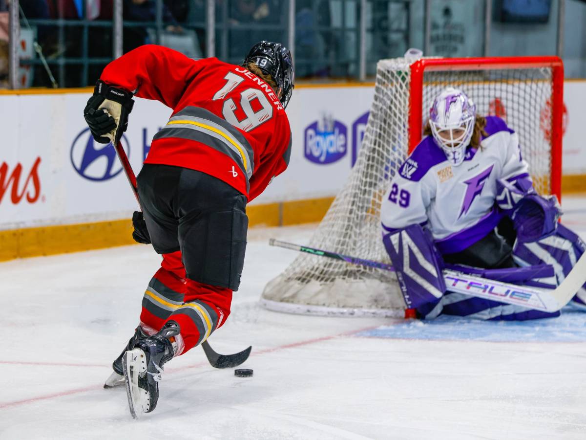 Brianne Jenner breaks in on Nicole Hensley with the puck.