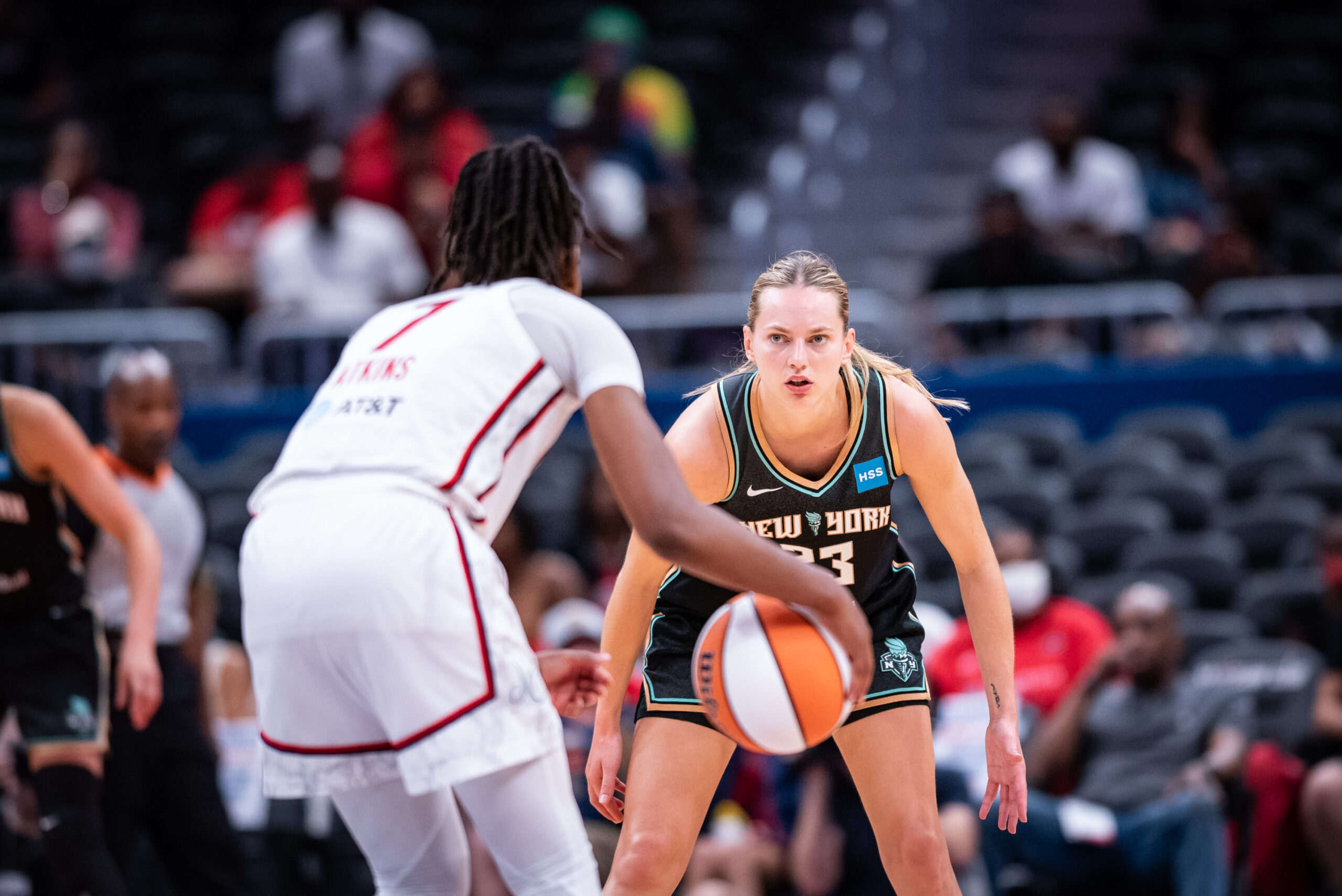 Marine Johannès guards Ariel Atkins while in her defensive stance