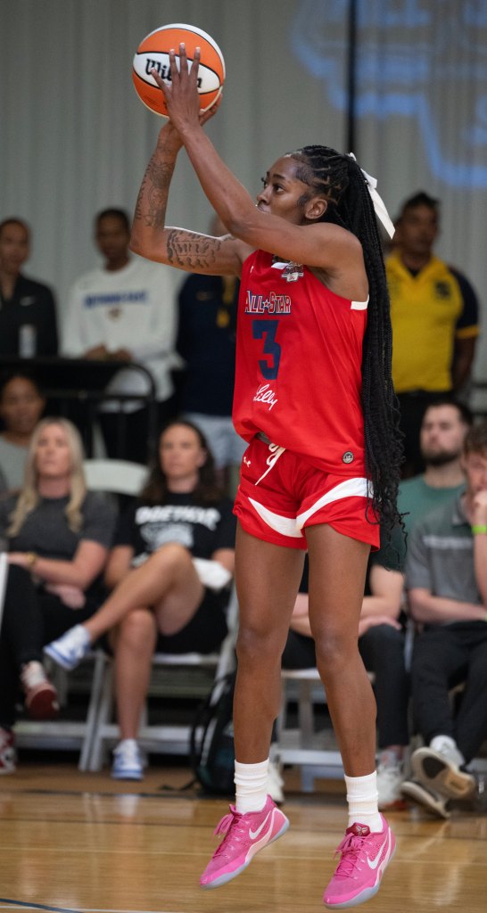 Zaay Green prepares to shoot a shot in the Lilly's All-Star Game. (Photo credit: Intersport)