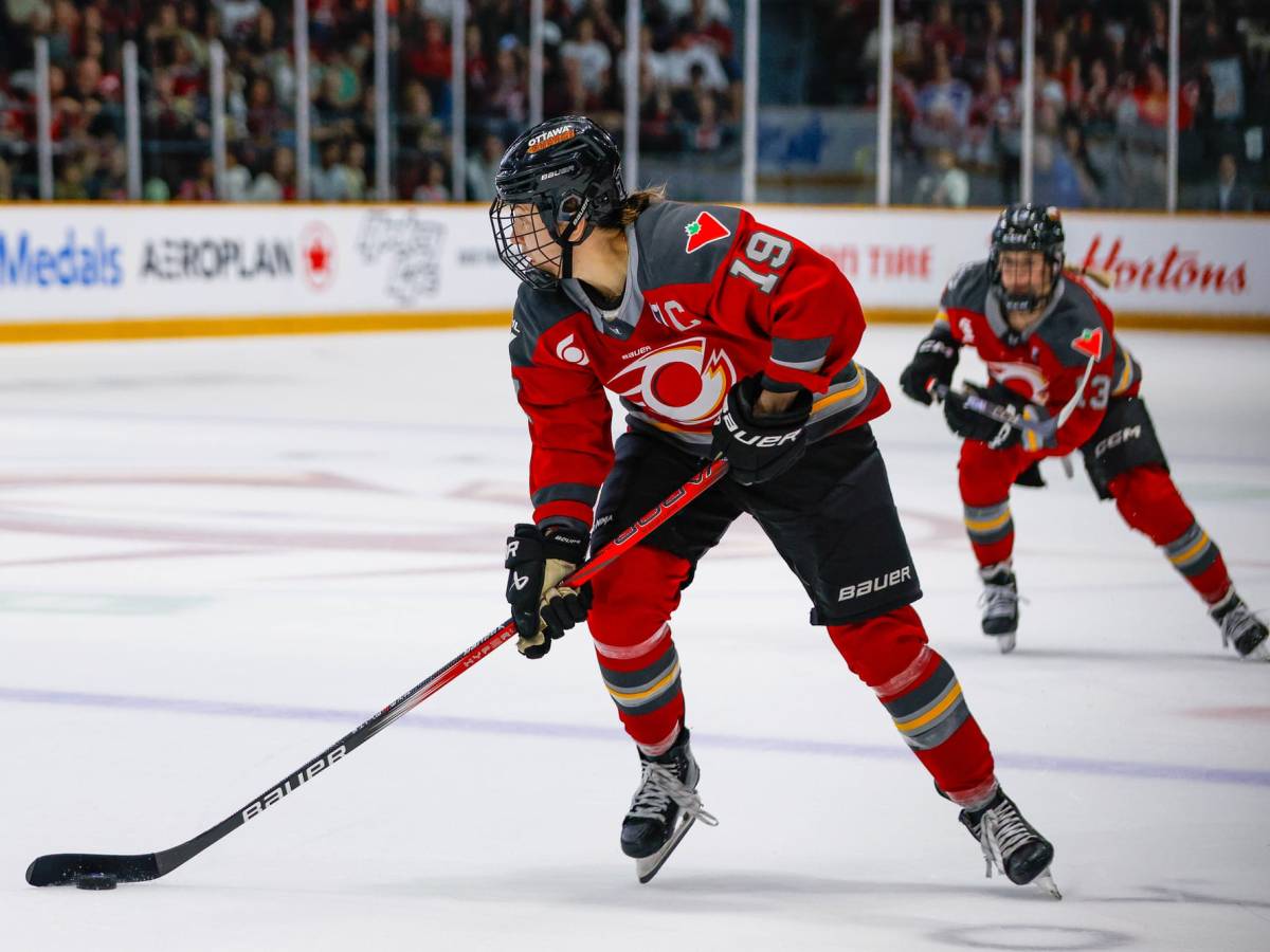 Brianne Jenner carries the puck into the z