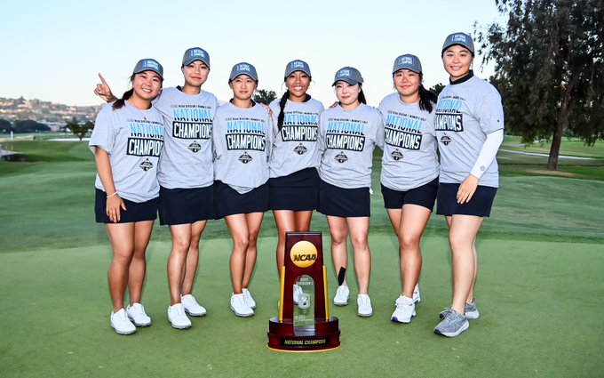 The Northwestern women's golf team poses for a photo behind the National Championship trophy.