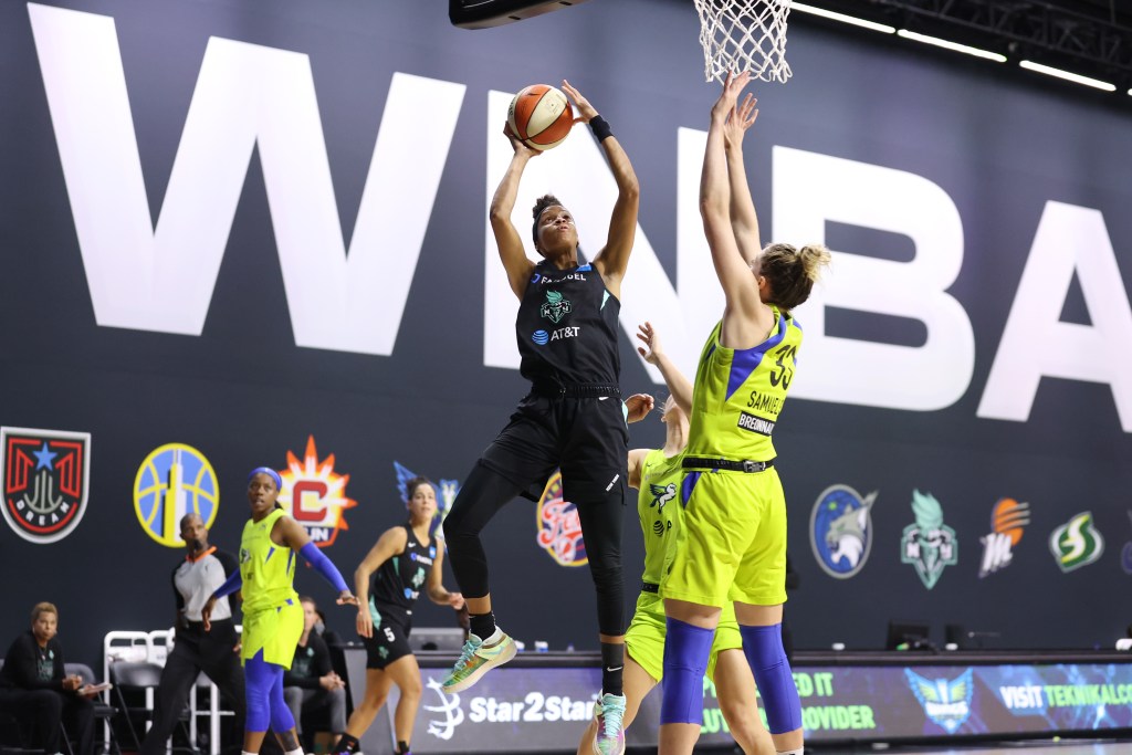 Leaonna "Neah" Odom lays the ball up against the Dallas Wings during a 2020 contest.