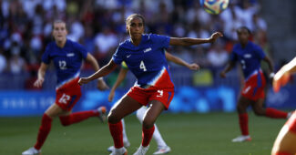 Naomi Girma handles the ball during a game for the USWNT