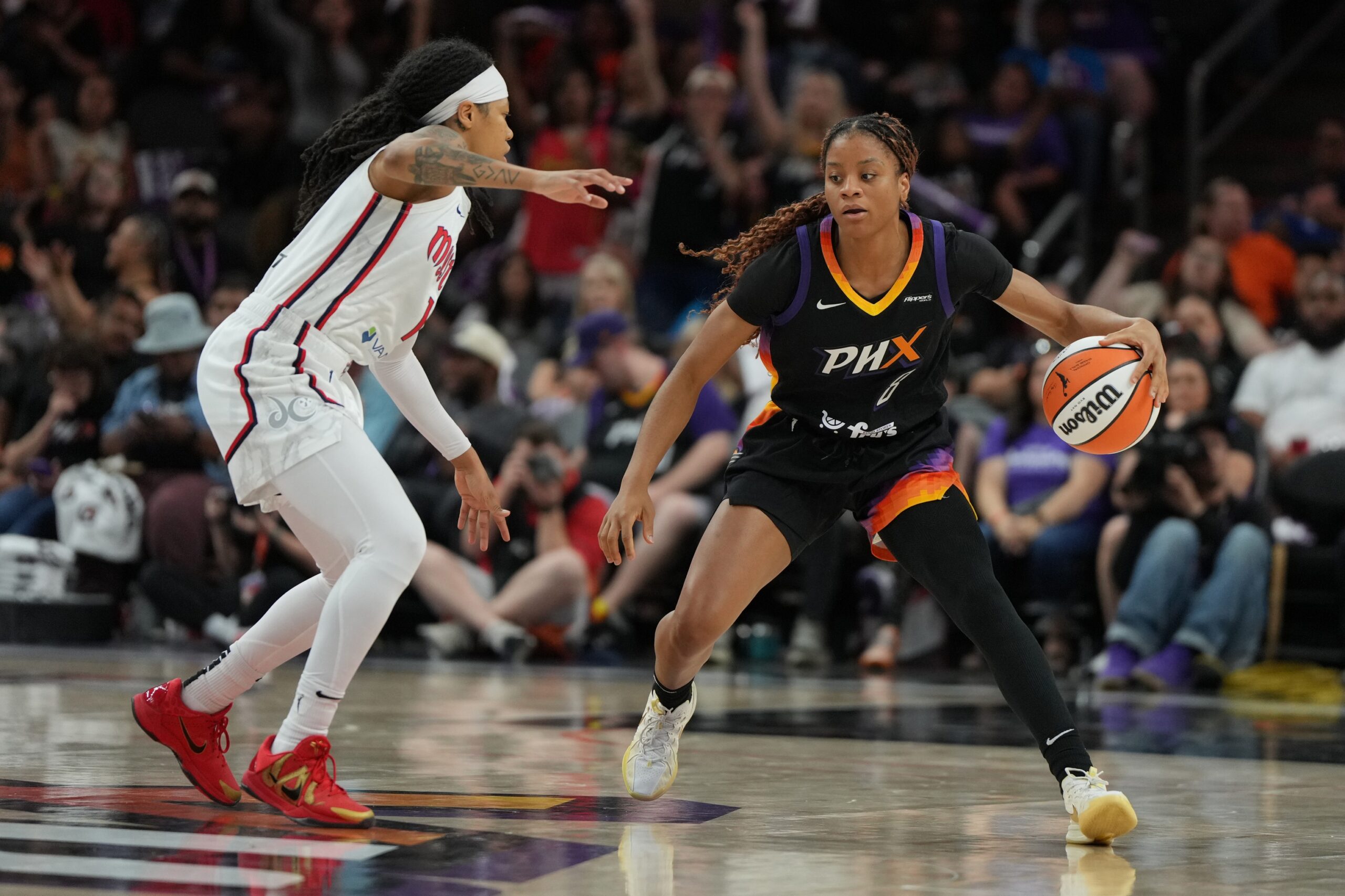 Monique Akoa Makani (8) dribbles while being defended by Sug Sutton