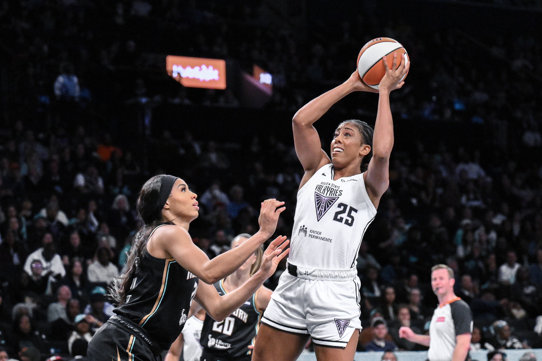 Monique Billings shoots.