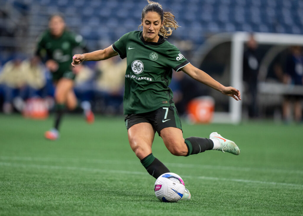 Savannah DeMelo (7) shoots the ball