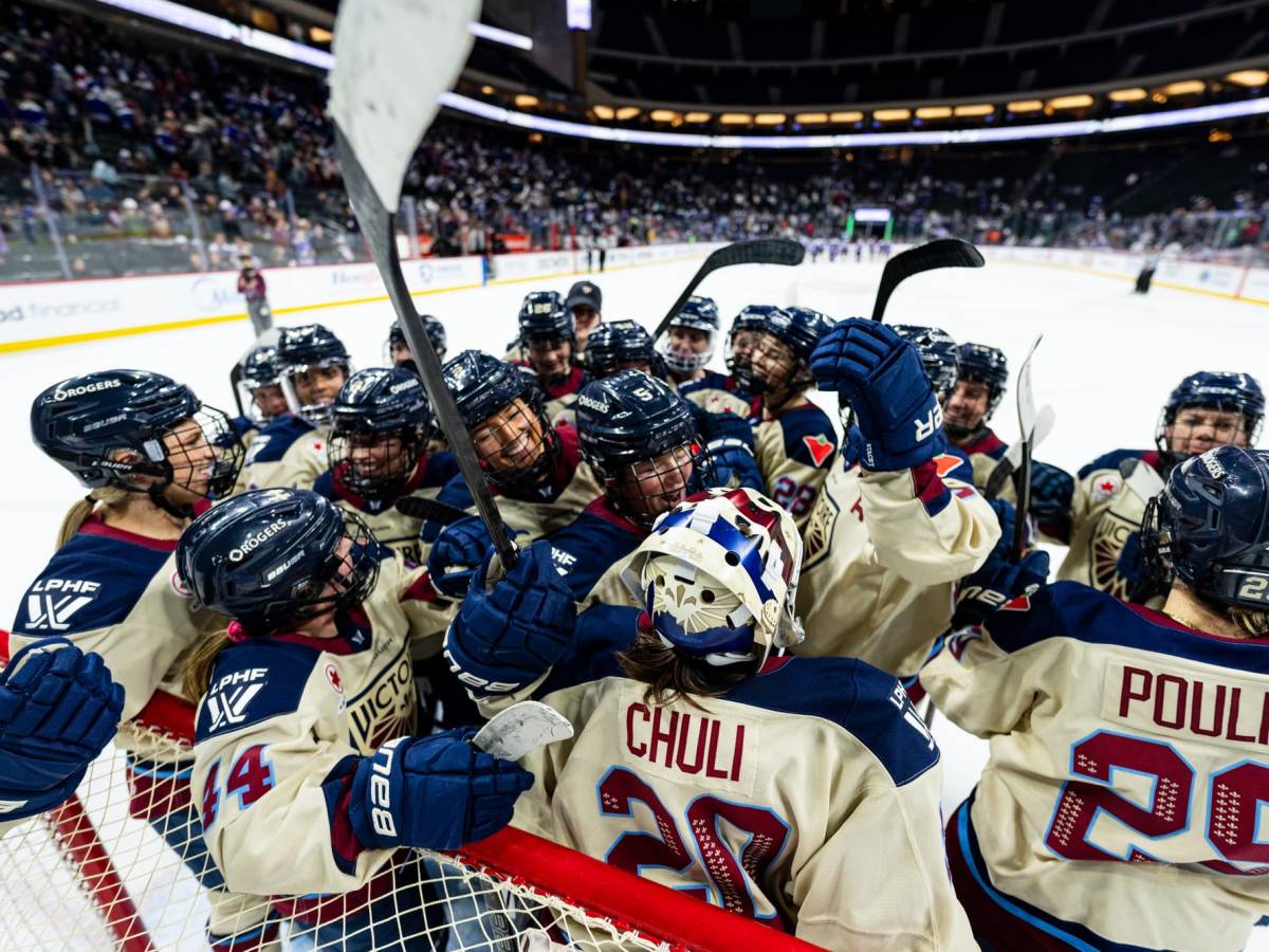 Montreal Victoire skaters celebrating a win