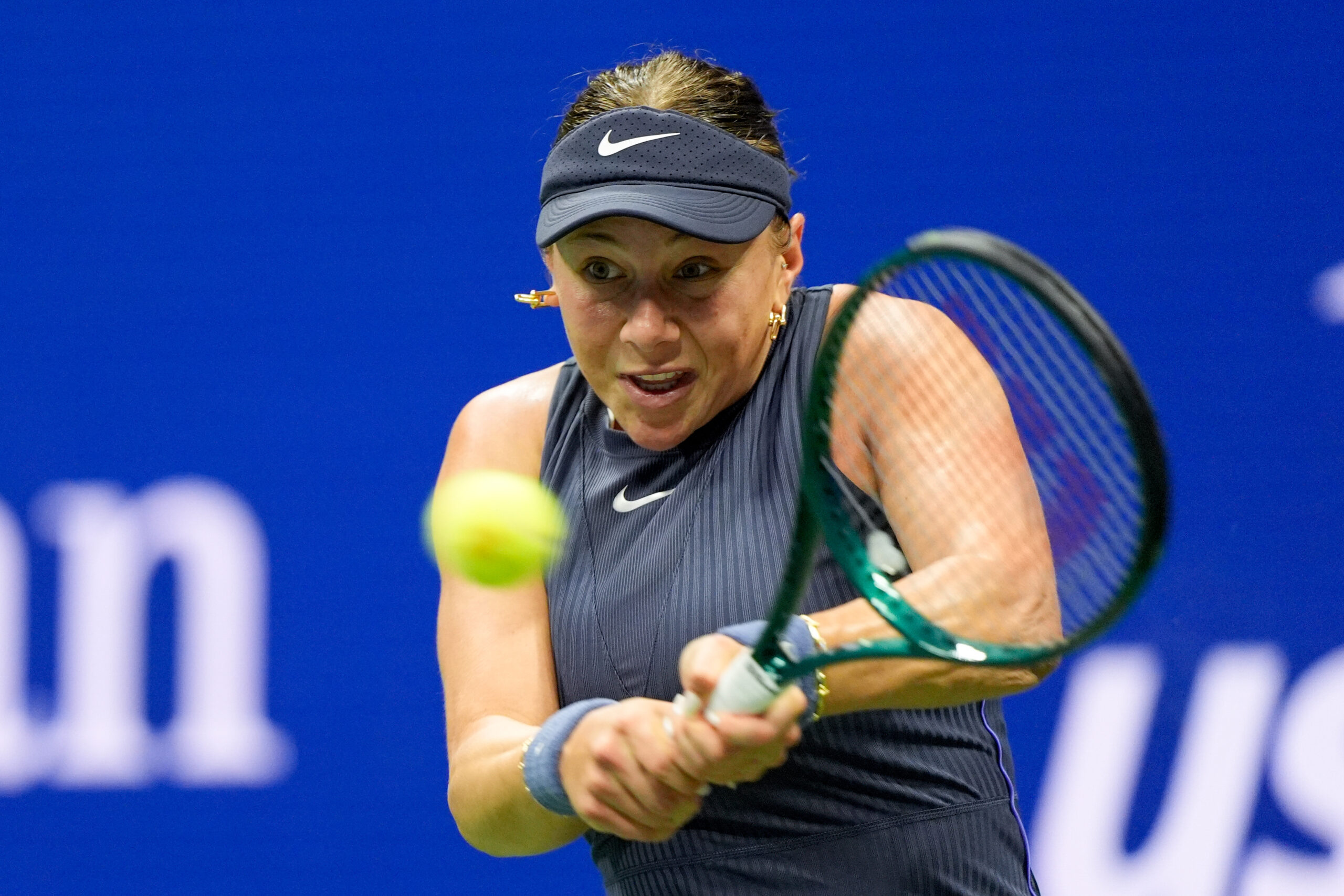 Amanda Anisimova hits a backhand during the 2025 U.S. Open final