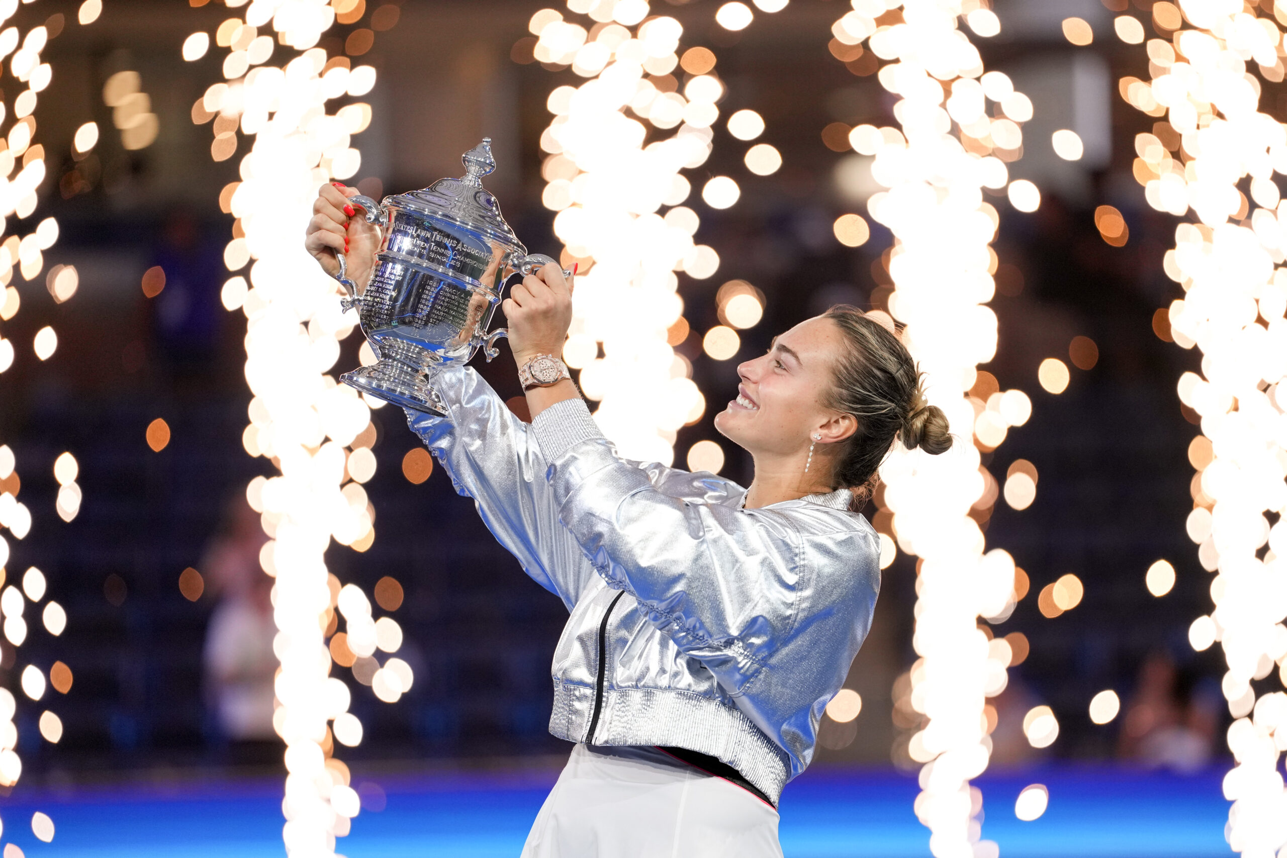 Aryna Sabalenka lifts the 2025 U.S. Open trophy