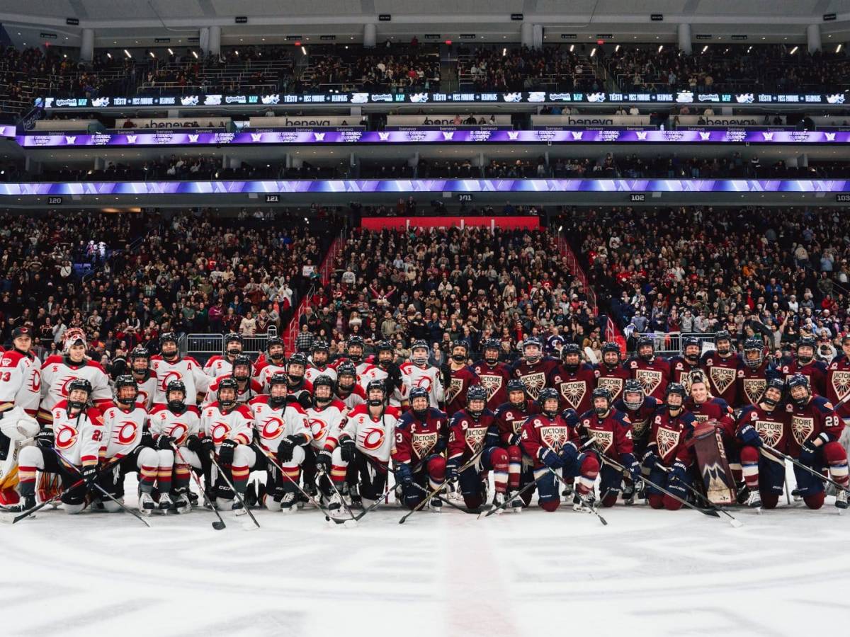 The Ottawa Charge and Montreal Victoire pose for a joint team photo after a Takeover Tour game in Quebec City