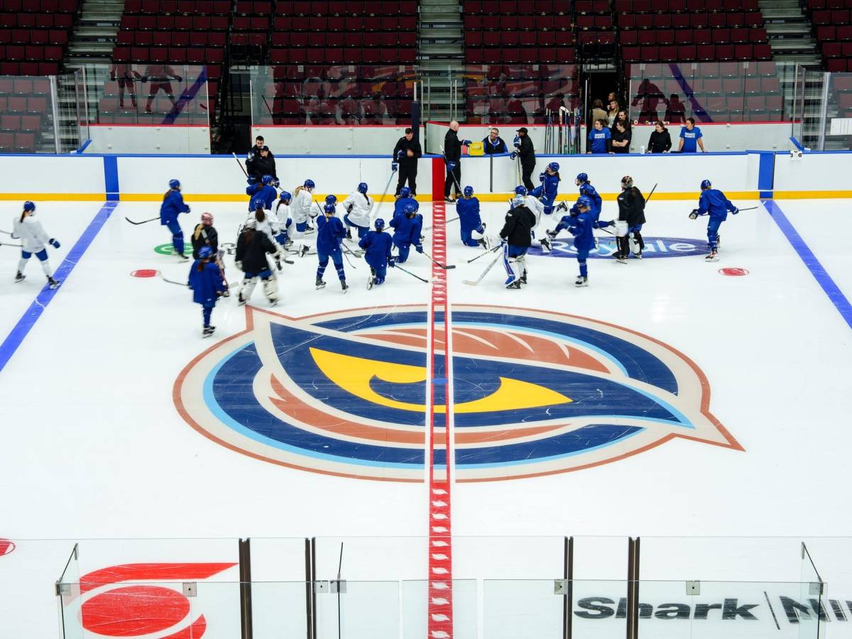 The Vancouver Goldeneyes huddle up for a training camp practice
