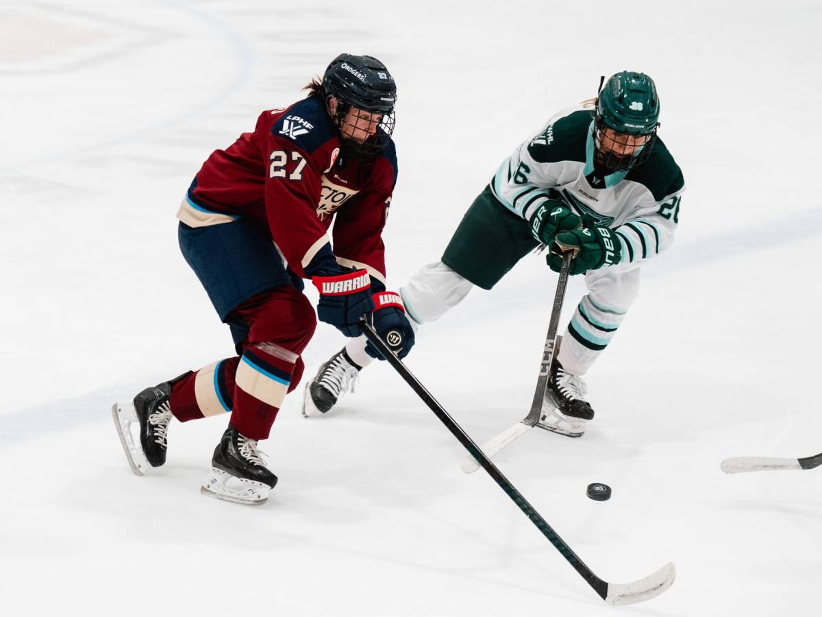 Montréal Victoire skater red sweater number 27 next to Boston Fleet skater wearing green and white