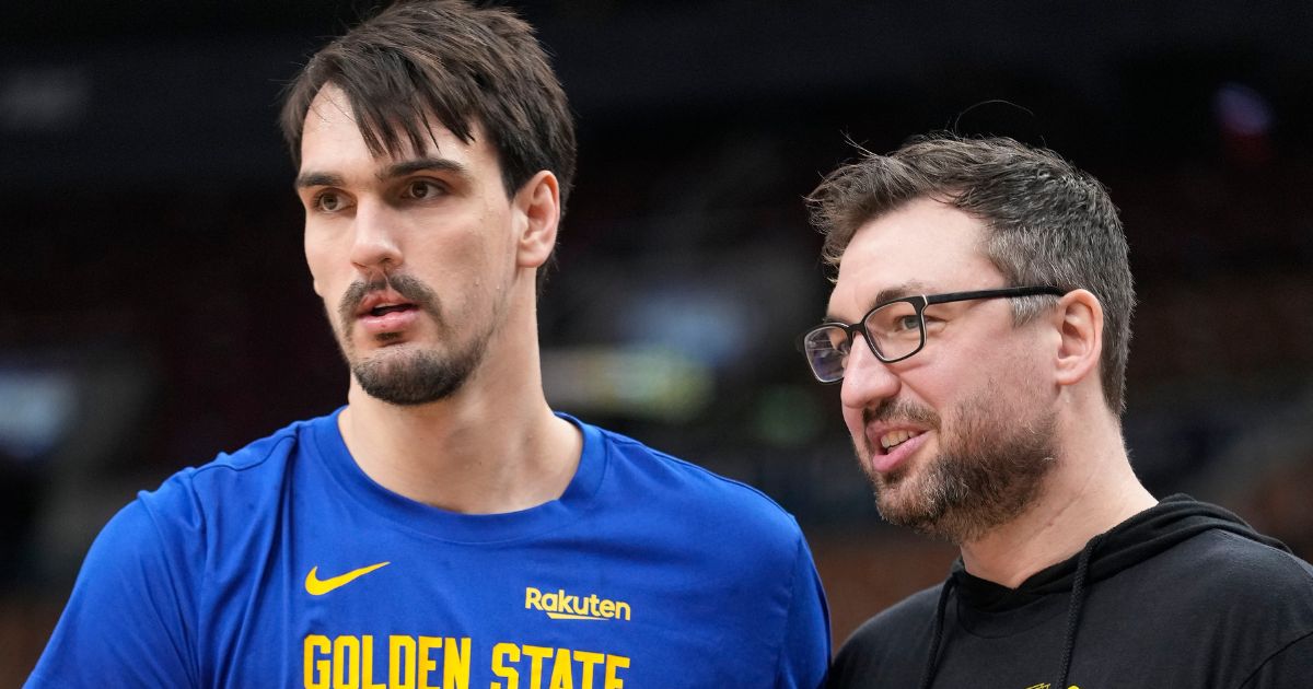 New incoming New York Liberty coach Chris DeMarco talks to Golden State Warriors forward Dario Saric before a game.