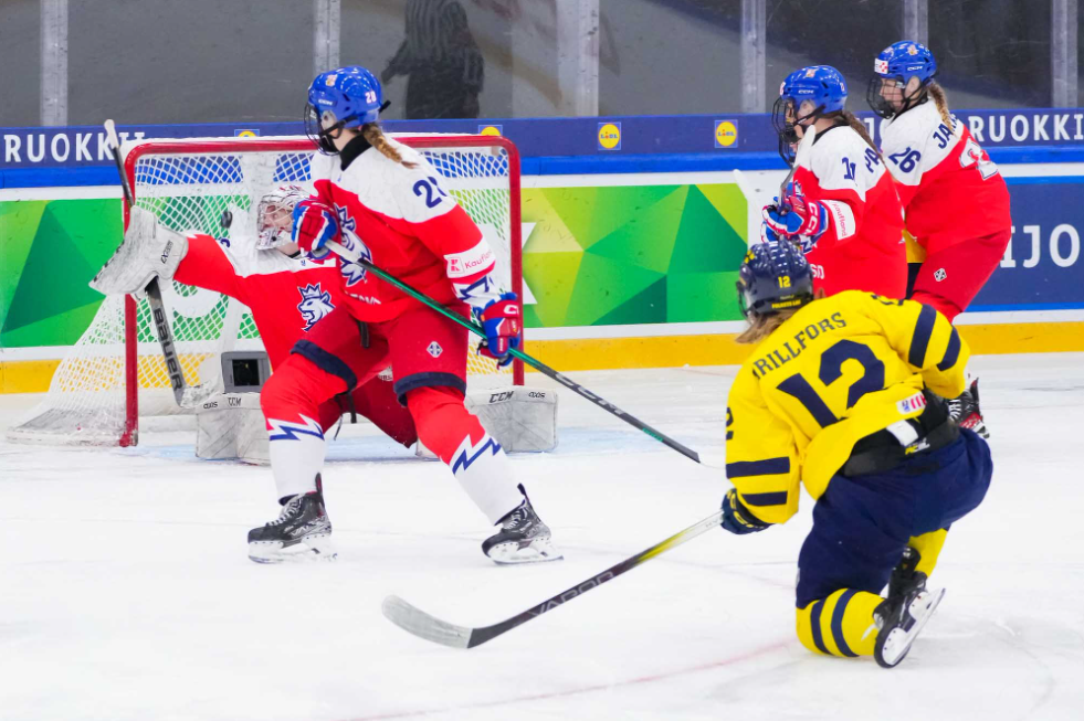 Tilde Grillfors scores for Sweden vs Czechia in the Bronze Medal Game of the 2025 U18 World Championships