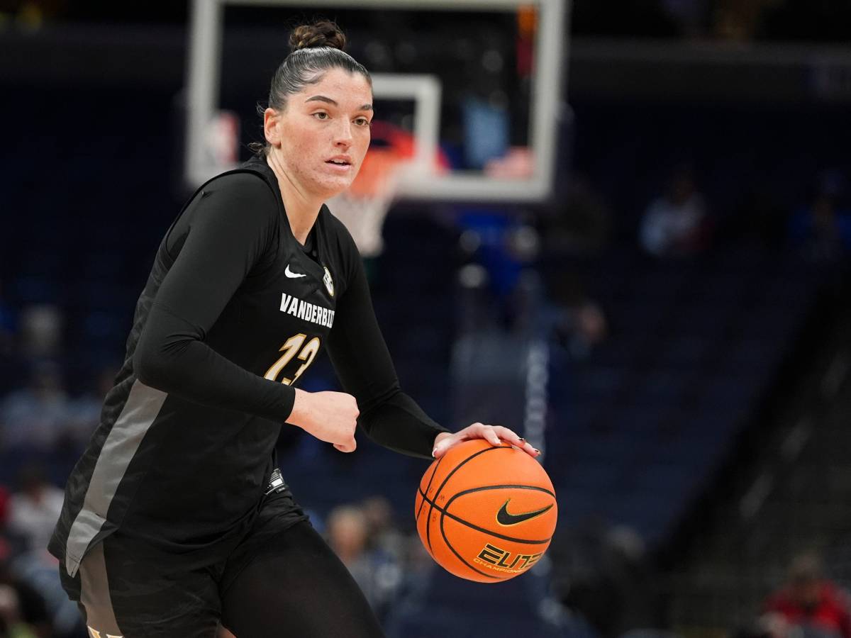 Justine Pissott dribbling the ball down the court.