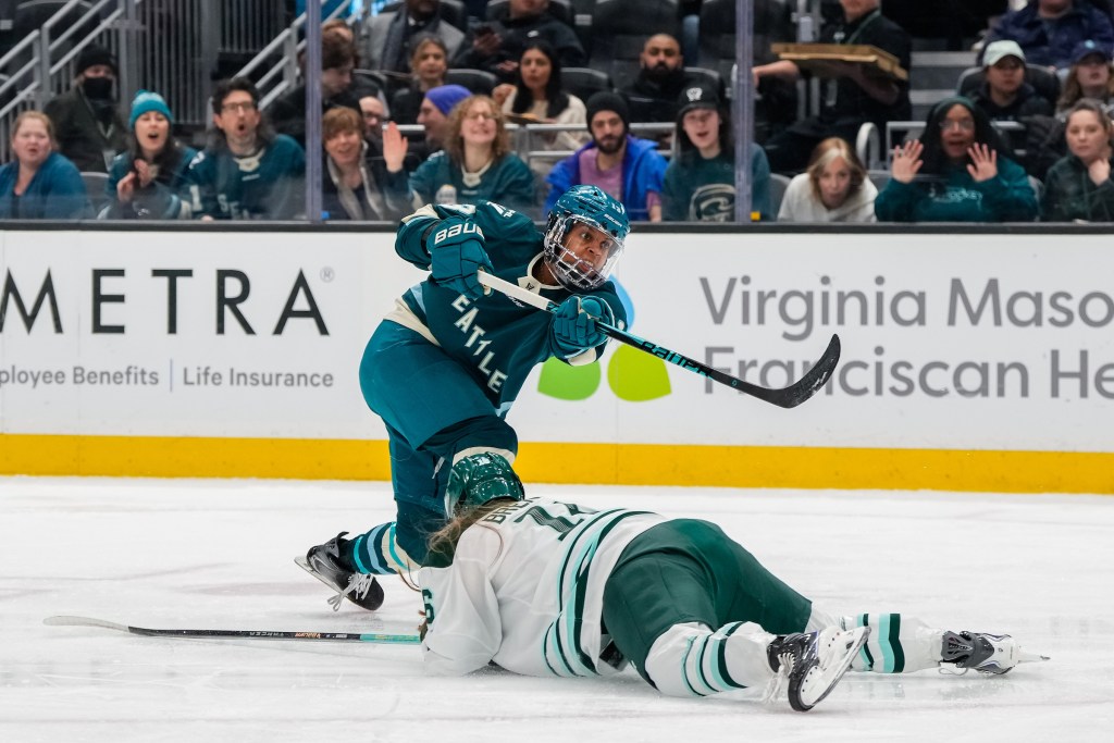 Grant-Mentis fires a shot toward the goal, which is out of frame. She is wearing a teal home uniform.