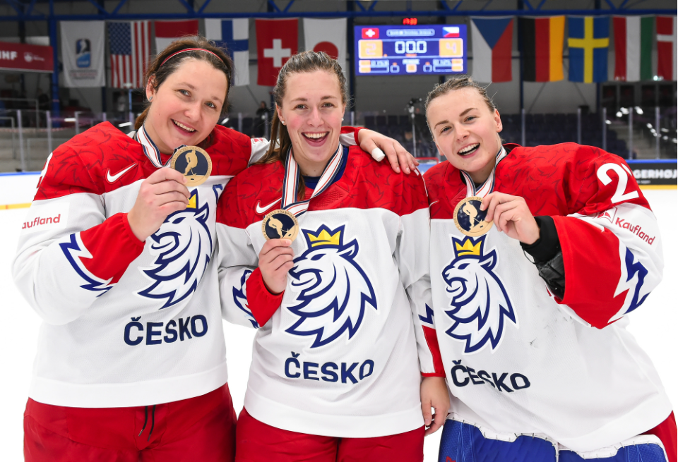 Klara Pesalorva and teammates show off their 2022 Worlds bronze medals