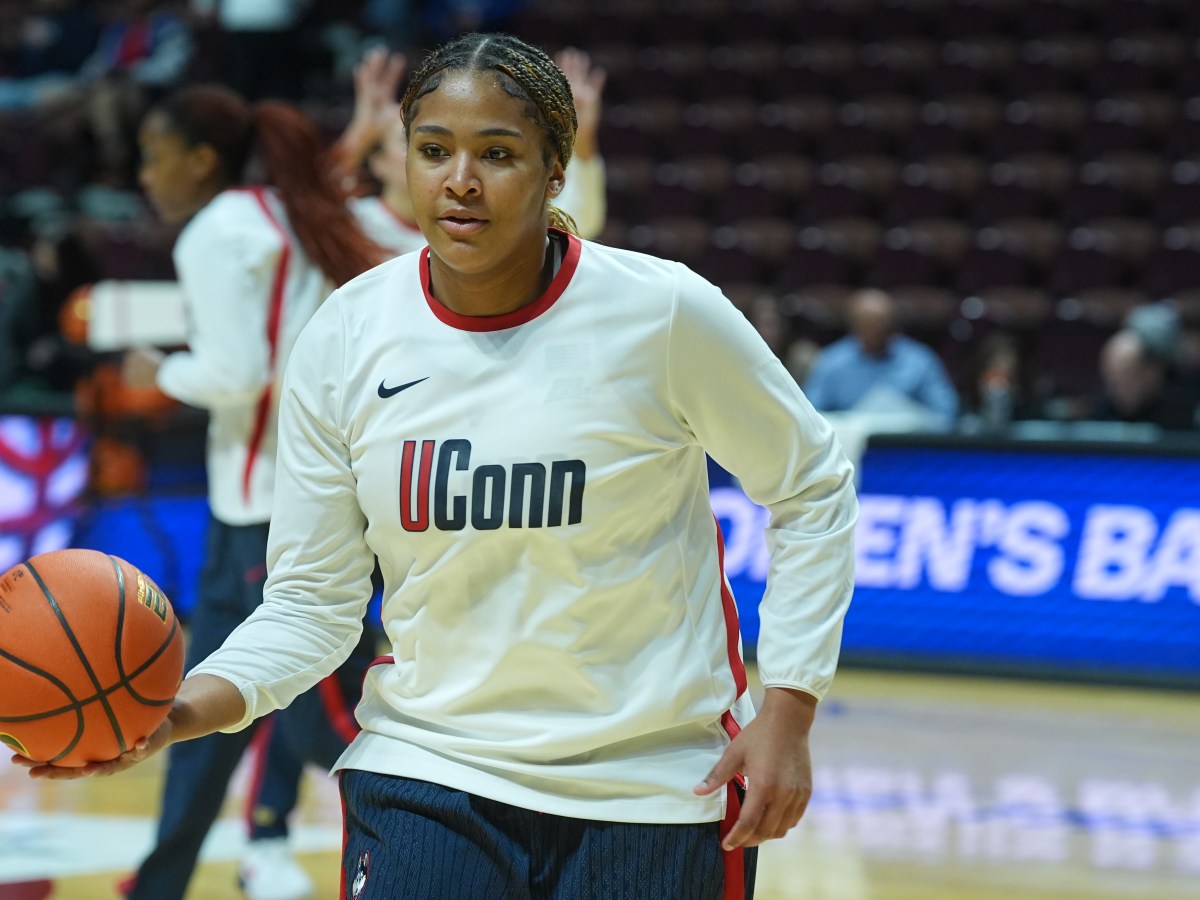 Sarah Strong handles teh basketball while wearing UConn warm-up shirt