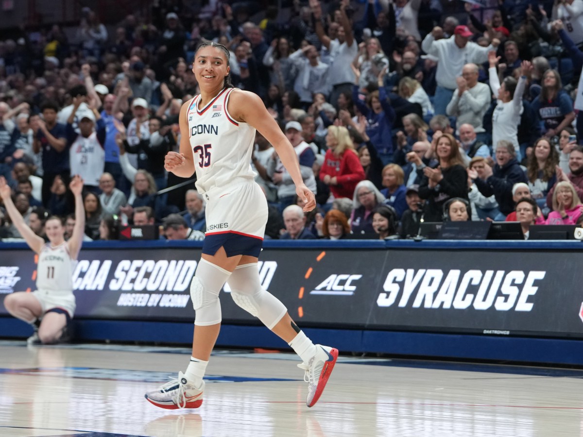 UConn displays its dominance in rout of Syracuse