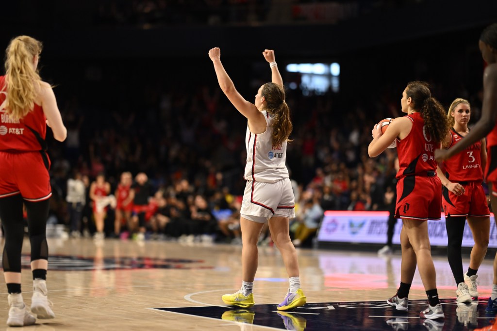 Η γκαρντ των Washington Mystics, Alicia FlÃ³rez, βάζει και τις δύο γροθιές της στον αέρα μετά το χτύπημα του τελευταίου βομβητή σε μια τετραπλή νίκη της παράτασης. Εμφανίζεται από πίσω, να στέκεται μόνη κοντά στη γραμμή των ελεύθερων βολών.