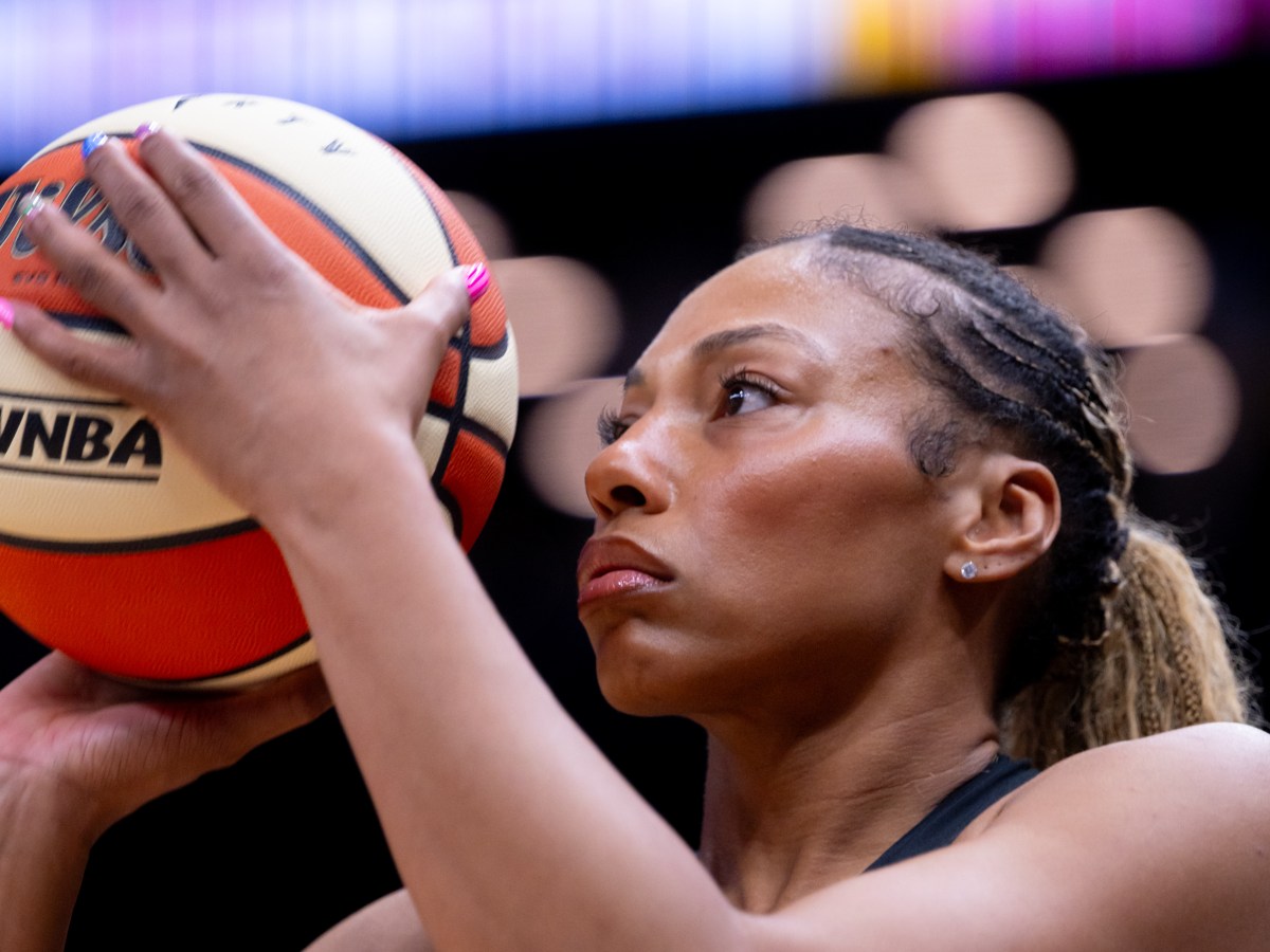 Betnijah Laney-Hamilton holds the ball and focuses her eyes on the net as she shoots the ball.