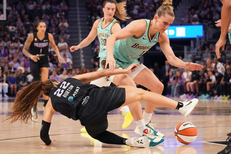 Leonie Fiebich and Veronica Burton go for the ball