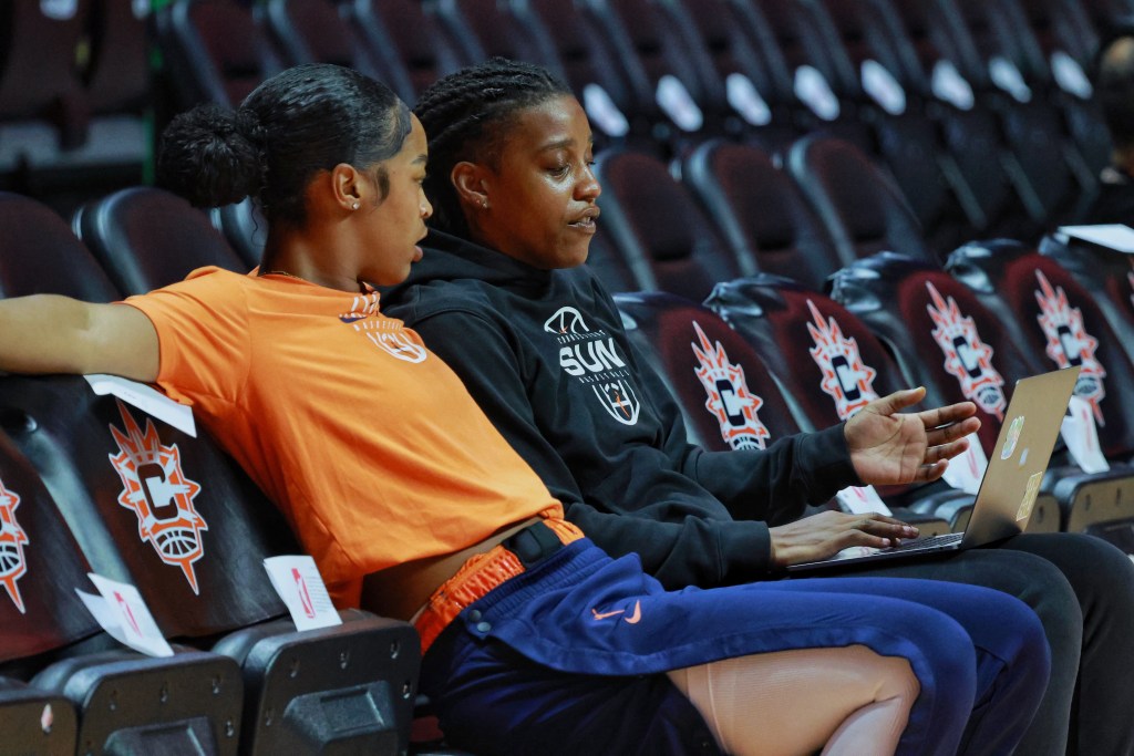 Shavonte Zellous sitting down with Ashlon Jackson, looking at film on her laptop.