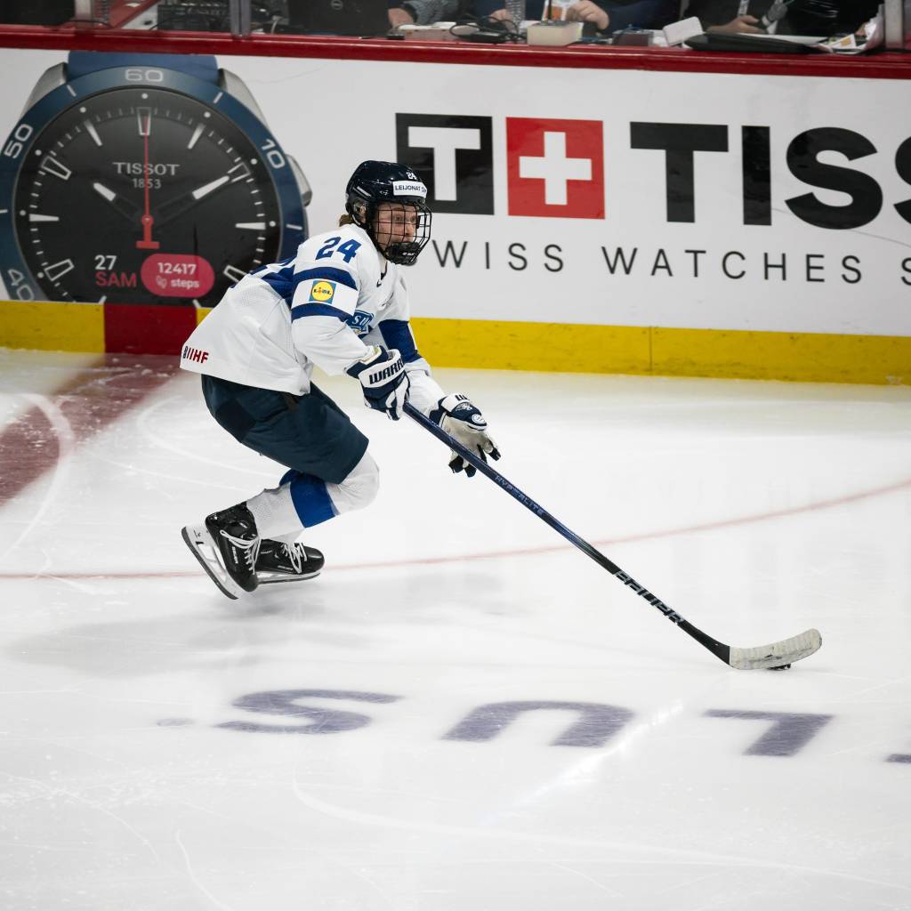 Viivi Vainikka skates with the puck.