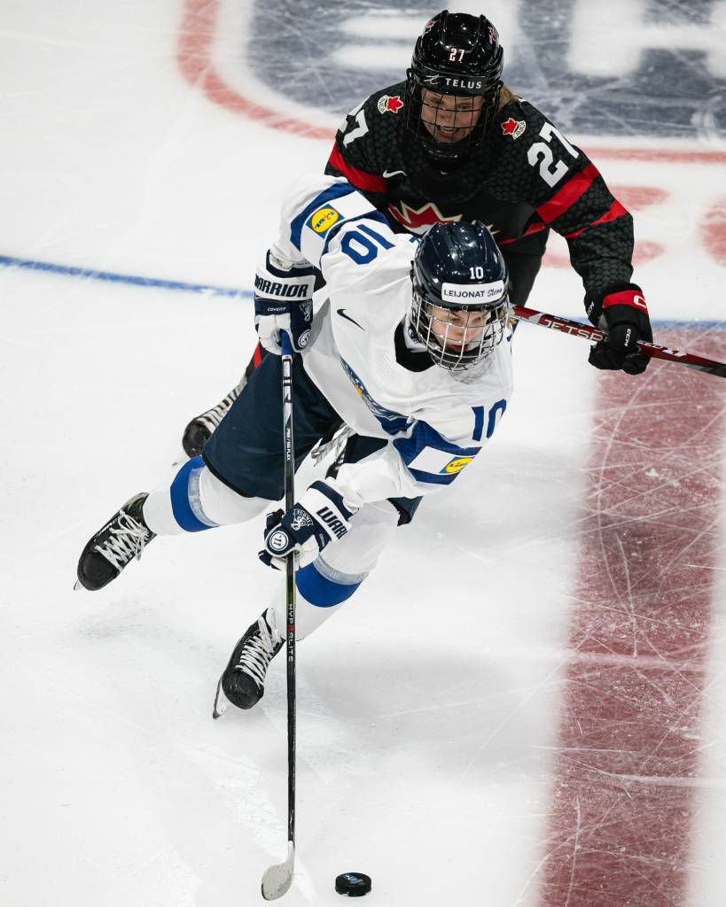 Elisa Holopainen protects the puck.