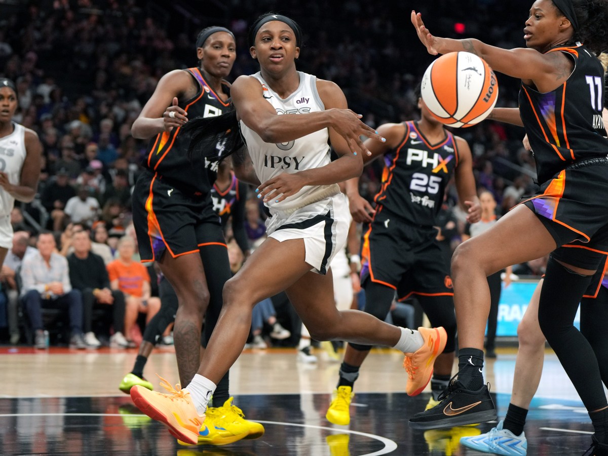 Jackie Young threads the needle to her teammate against the Phoenix Mercury in their final matchup.