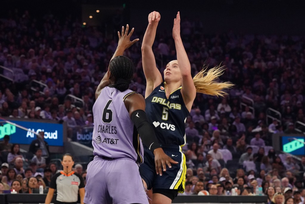 Paige Bueckers shoots.
